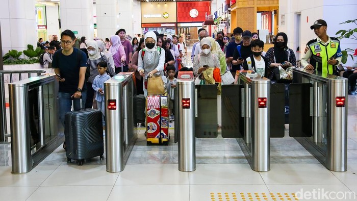 Sejumlah penumpang memadati area Stasiun Kereta Cepat Halim, Jakarta, Selasa (17/3/2026).
