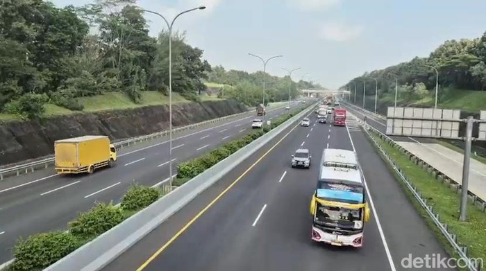 Suasana arus kendaraan di Tol Cipali