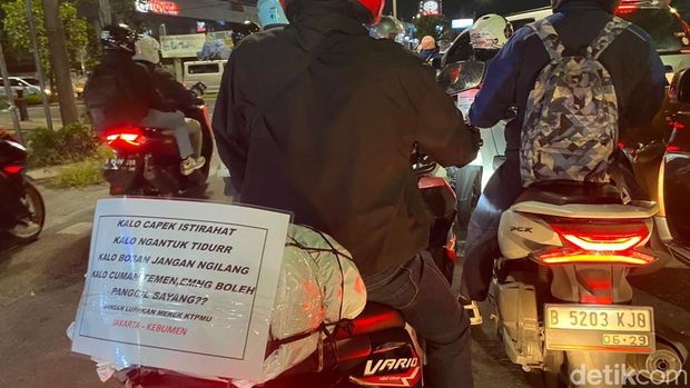 Suasana ramai pemudik di Jalan Raya Kalimalang. (Wildan/detikcom)