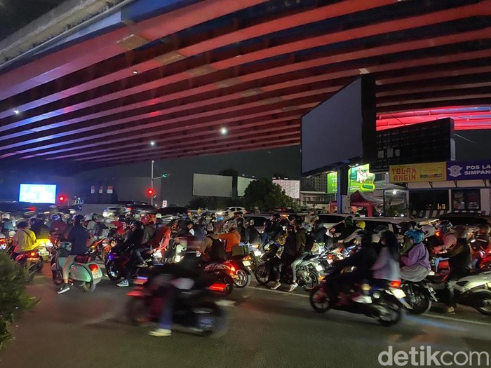 Suasana ramai pemudik di Jalan Raya Kalimalang. (Wildan/detikcom)