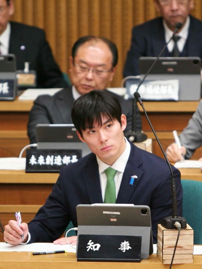 Takato Ishida memenangkan pemilihan gubernur Fukui pada 25 Januari lalu sebagai kandidat independen di usia 35 tahun. Jadi gubernur termuda, ia berhasil mengalahkan saingan yang didukung oleh kelompok mapan berusia 60-an di salah satu prefektur paling konservatif di Jepang. Foto: Instagram @ishida.takato