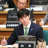 Takato Ishida memenangkan pemilihan gubernur Fukui pada 25 Januari lalu sebagai kandidat independen di usia 35 tahun. Jadi gubernur termuda, ia berhasil mengalahkan saingan yang didukung oleh kelompok mapan berusia 60-an di salah satu prefektur paling konservatif di Jepang. Foto: Instagram @ishida.takato