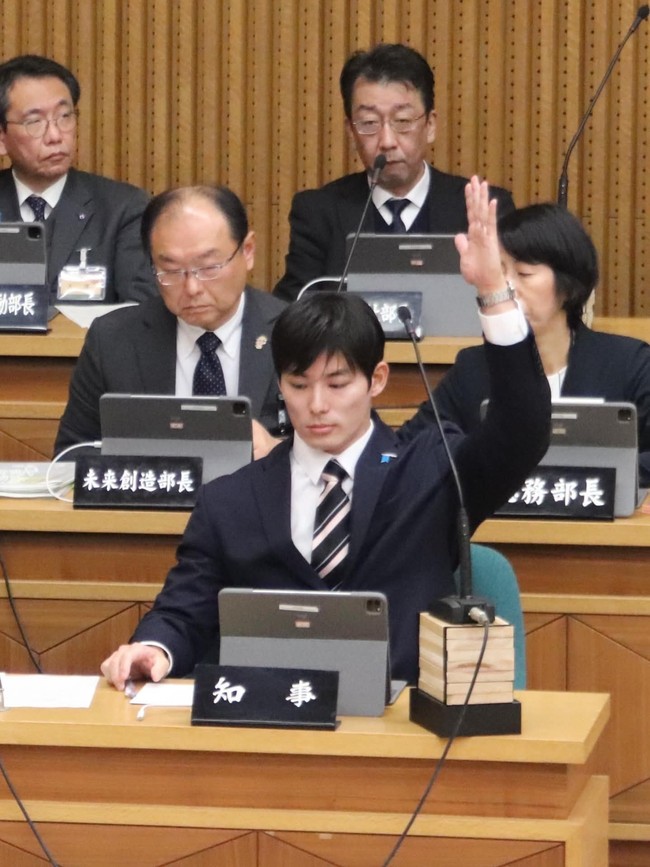 Tidak dipungkiri banyak orang lebih berfokus penampilan daripada kebijakannya sejauh ini. Netizen berulang kali memuji ketampanannya di media sosial. Foto: Instagram @ishida.takato