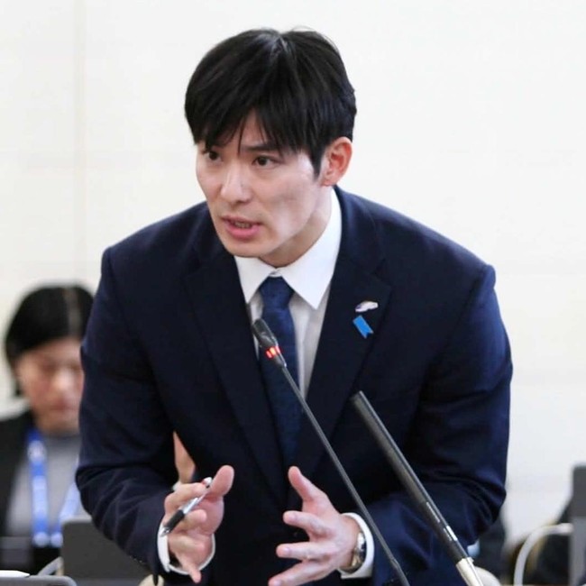 Potret Ganteng Gubernur Termuda Jepang Saat Kerja, Pesonanya Bikin Salfok