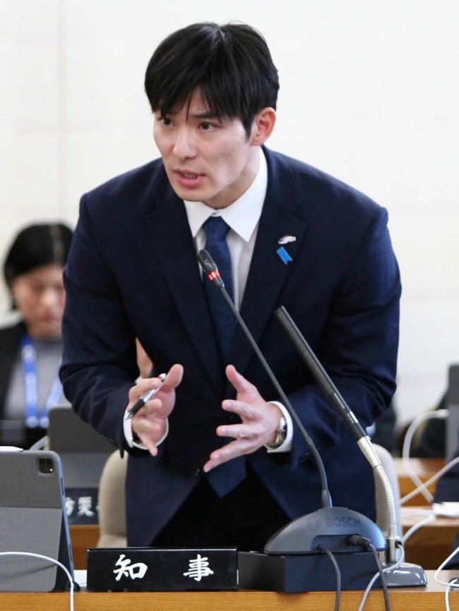 Potret Ganteng Gubernur Termuda Jepang Saat Kerja, Pesonanya Bikin Salfok