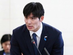 Potret Ganteng Gubernur Termuda Jepang Saat Kerja, Pesonanya Bikin Salfok