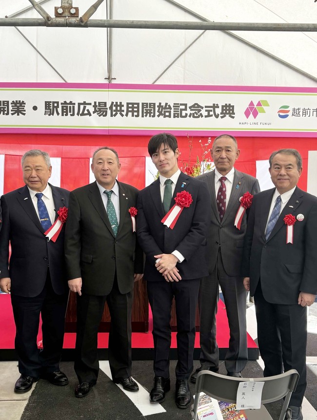 Pujian tersebut juga dilontarkan netizen dalam foto-foto yang diunggah Takato Ishida selagi mengemban jabatannya.  Foto: Instagram @ishida.takato