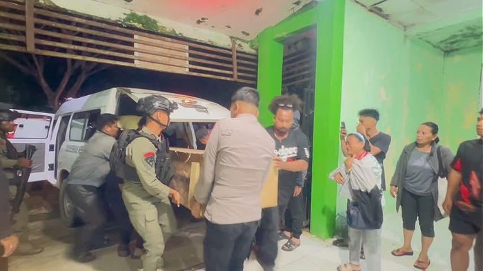Dua tenaga kesehatan (nakes) berinisial YL dan YEB menjadi korban tewas dalam penyerangan oleh orang tidak dikenal (OTK) di Kabupaten Tambrauw, Papua Barat Daya.