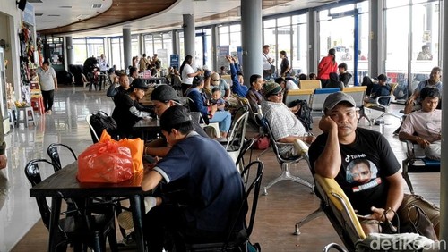 Kondisi ruang tunggu bus AKAP di Terminal Mengwi, Badung, Bali yang padat pemudik menuju Jakarta dan Jatim. (Agus Eka/detikBali)