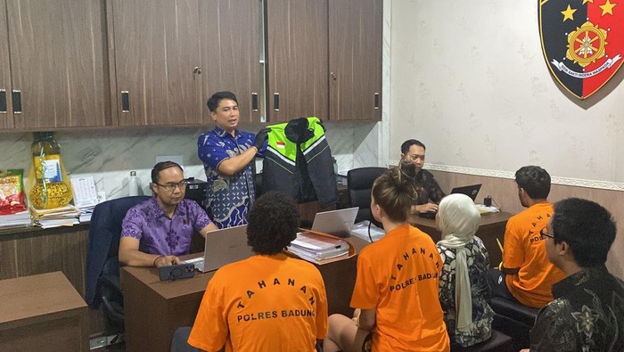 Tiga WNA tersangka video porno pakai rompi ojol, MMZL (23), NBS (24), dan ERB (26), diperiksa polisi. (Dok. Polres Badung)