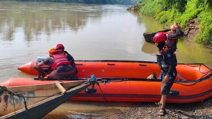 Tim SAR gabungan melakukan pencarian korban hanyut di Sungai Citanduy, Kota Banjar.