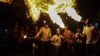 Suasana semakin semarak dengan adanya atraksi sembur api yang ditampilkan sejumlah peserta, menambah daya tarik dalam tradisi yang telah diwariskan secara turun-temurun ini. ANTARA FOTO/Andri Saputra