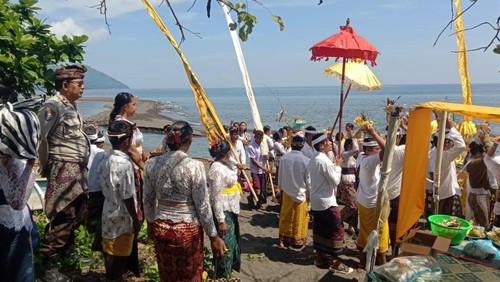 Umat Hindu menggelar prosesi melasti menjelang Hari Raya Nyepi di Pura Segara Pantai Labuhan Kananga, Kecamatan Tambora, Kabupaten Bima, NTB,  Selasa (17/3/2026). (Foto: Dok. Polsek Tambora)