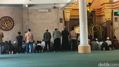 Umat menjalankan salat di Masjid Al-Muhajirin, Pemogan, Denpasar.