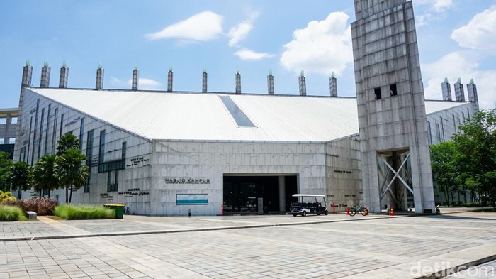 Masjid kampus Universitas Islam Internasional Indonesia di Depok tampil mencuri perhatian dengan desain arsitektur modern minimalis yang berbeda dari kebanyakan masjid pada umumnya. Bangunan ini hadir tanpa kubah, namun tetap memancarkan kesan megah, elegan, sekaligus ramah lingkungan.