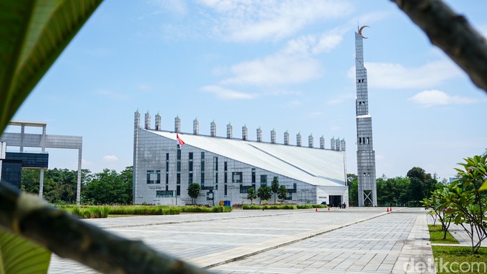 Masjid kampus Universitas Islam Internasional Indonesia di Depok tampil mencuri perhatian dengan desain arsitektur modern minimalis yang berbeda dari kebanyakan masjid pada umumnya. Bangunan ini hadir tanpa kubah, namun tetap memancarkan kesan megah, elegan, sekaligus ramah lingkungan.