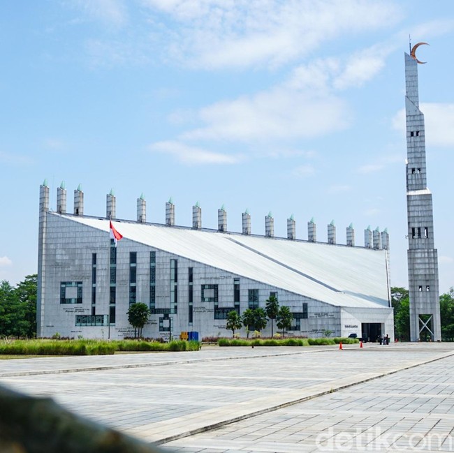 Unik Tanpa Kubah! Masjid Kampus UIII Depok Tampil Modern dan Elegan