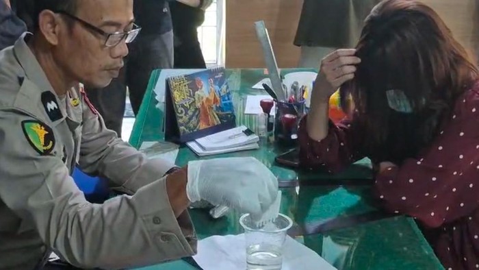 Urine wanita penabrak lapak jualan di Pasar Kaget Binjai. (dok. Polres Binjai)