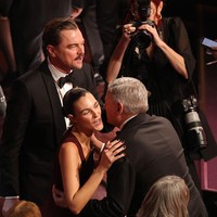 Leonardo, yang masuk nominasi Aktor Terbaik, tampil klasik dalam balutan tuxedo hitam lengkap dengan bow tie dari Dior. Ia melengkapi penampilannya dengan jam tangan Rolex. Foto: Getty Images/Kevin Winter