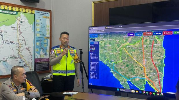 Wakapolri Komjen Dedi Prasetyo menjelaskan aplikasi Siger untuk dasar polisi menerapkan rekayasa lalu lintas maupun cara bertindak lainnya di Pelabuhan Bakauheni, Lampung, Selasa (17/3/2025).