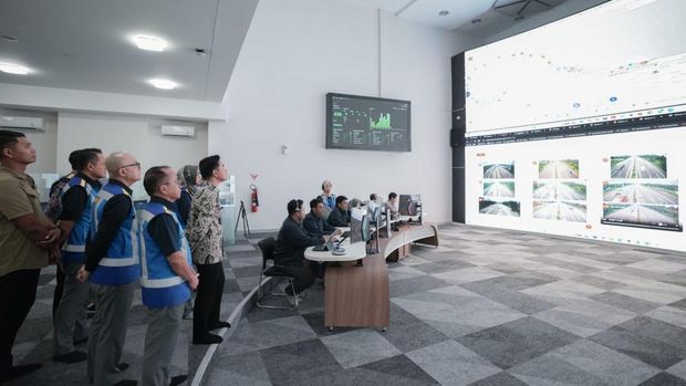 Wakil Presiden Republik Indonesia Gibran Rakabuming Raka meninjau langsung pengaturan lalu lintas arus mudik Hari Raya Idulfitri 1447H/Lebaran 2026 di Jasamarga Tollroad Command Center (JMTC), Bekasi, Jawa Barat, pada Selasa (17/3/2026).