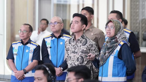 Wakil Presiden Republik Indonesia Gibran Rakabuming Raka meninjau langsung pengaturan lalu lintas arus mudik Hari Raya Idulfitri 1447H/Lebaran 2026 di Jasamarga Tollroad Command Center (JMTC), Bekasi, Jawa Barat, pada Selasa (17/3/2026).