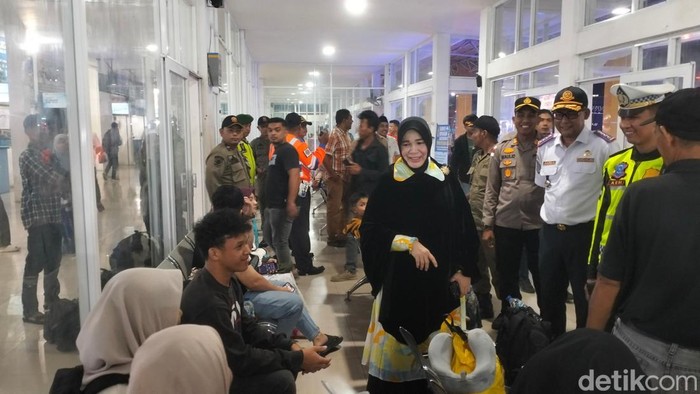 Wali Kota Illiza menyapa pemudik di Terminal Tipe A Batoh, Banda Aceh (Agus Setyadi/detikcom)