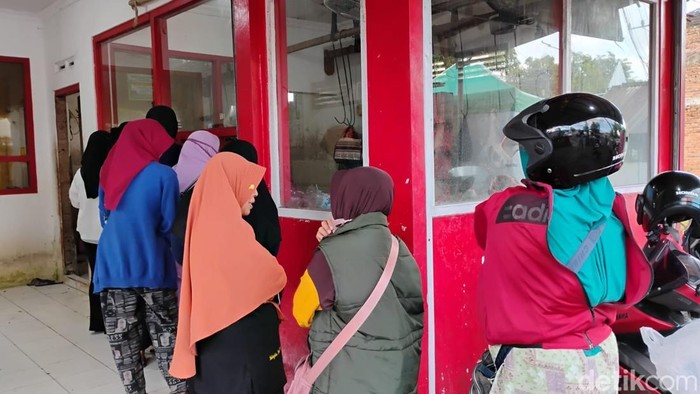 Warga Pacitan Antre Beli Daging Sapi