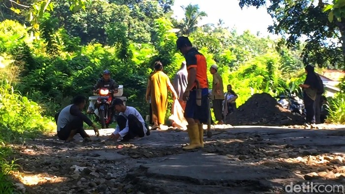 Warga perbaiki jalan di Cisolok