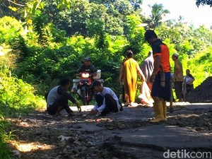 Akses Rusak, Warga Cisolok Urunan Tambal Jalan Berlubang