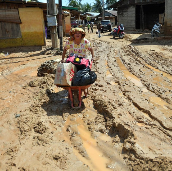 Warga Tapanuli Tengah Mulai Beraktivitas Usai Banjir Susulan