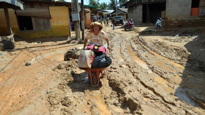 Warga Tapanuli Tengah Mulai Beraktivitas Usai Banjir Susulan