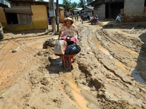 Warga Tapanuli Tengah Mulai Beraktivitas Usai Banjir Susulan