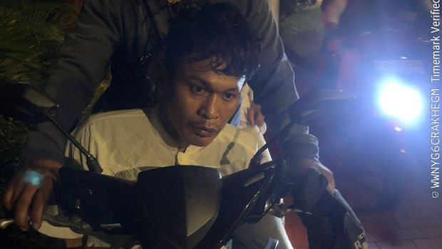 WRD (40) dipergoki mencuri HP milik jemaah Masjid Istiqlal yang badah iktikaf. WRD masuk ke Istiqlal dengan berpakaian seperti orang yang akan beribadah. (dok Istimewa)