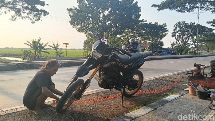 Yadi dan usaha tambal ban di jalur Pantura