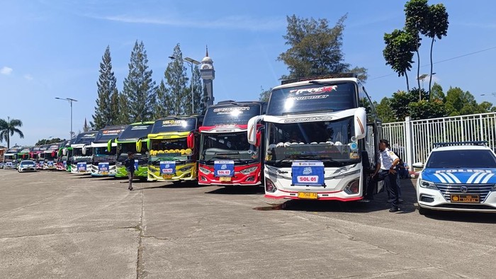 Sebanyak 4.000 warga Bogor diberangkatkan mudik gratis dari Stadion Pakansari. (Rizky/detikcom)