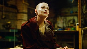 Ini Emma Stone yang setuju mencukur rambutnya demi film Bugonia karya Yorgos Lanthimos. Selama syuting, ia pakai topi di depan umum dan menghadiri Festival Film New York pakai wig.  Foto: Istimewa