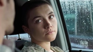Florence Pugh juga memotong sambut bob pendeknya sampai habis untuk film We Live in Time. Ia berperan sebagai chef bernama Almut yang didiagnosis mengidap kanker ovarium Stadium 3. Botakin rambut itu benar-benar aneh, katanya. Foto: Istimewa
