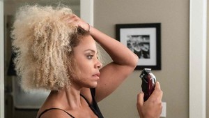 Sepanjang sebagian besar kariernya, Sanaa Lathan memiliki rambut panjang. Demi sebuah peran dalam film Nappily Ever After yang tayang di Netflix, ia secara live mencukur rambutnya sampai botak.  Foto: Istimewa