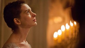 Anne Hathaway dalam Les Miserable rela mencukur rambutnya yang panjang saat itu. Ia pun memenangkan Academy Awards pertamanya untuk peran tersebut pada tahun 2013. Ia menjadi Fantine perempuan miskin yang harus menjual rambutnya untuk mengirim uang kepada anaknya.  Foto: Istimewa