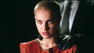 Natalie Portman mencukur habis rambutnya untuk film V for Vendetta. Sejak itu, ia berganti-ganti potongan rambut mulai dari potongan pixie, bob, ikal, dan banyak lagi.  Foto: Istimewa