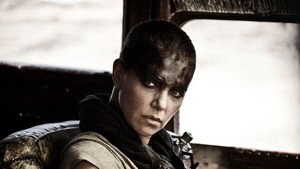 Charlize Theron bukanlah orang asing dalam hal mengubah penampilannya demi sebuah peran. Jadi, wajar saja jika mencukur habis rambutnya untuk film Mad Max: Fury Road sebenarnya adalah idenya sendiri. Foto: Istimewa