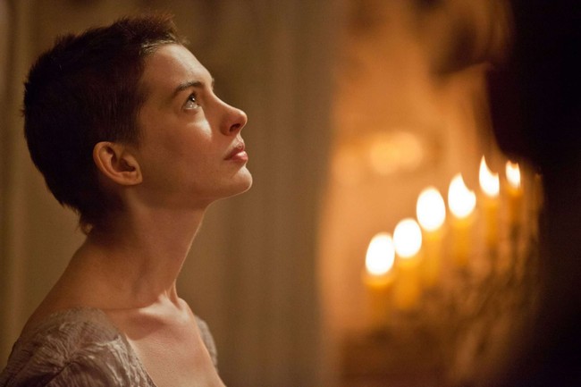 Untuk peran di ‘Les Miserable’, Anne Hathaway rela tampil plontos. Aktingnya mendapat penghargaan sebagai Best Supporting Actress di Academy Awards 2013. Foto: istimewa