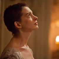 Untuk peran di ‘Les Miserable’, Anne Hathaway rela tampil plontos. Aktingnya mendapat penghargaan sebagai Best Supporting Actress di Academy Awards 2013. Foto: istimewa