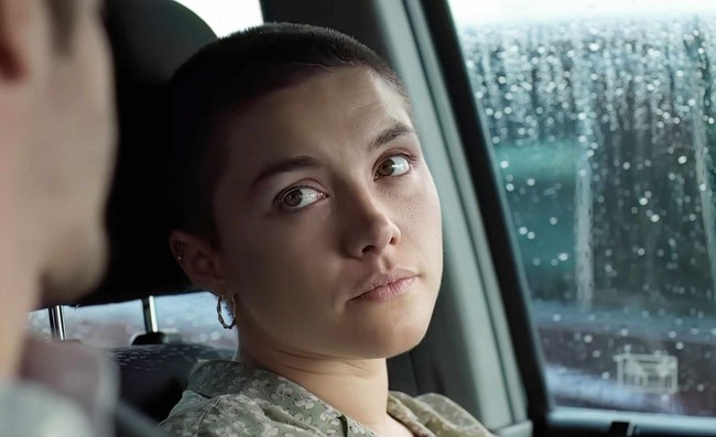 Florence Pugh tampil plontos setelah mencukur rambutnya untuk film ‘We Live in Time’. Dalam film tersebut, dia berperan sebagai Almut, seorang chef yang didiagnosa kanker ovarium stadium 3. Foto: istimewa