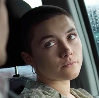 Florence Pugh tampil plontos setelah mencukur rambutnya untuk film ‘We Live in Time’. Dalam film tersebut, dia berperan sebagai Almut, seorang chef yang didiagnosa kanker ovarium stadium 3. Foto: istimewa