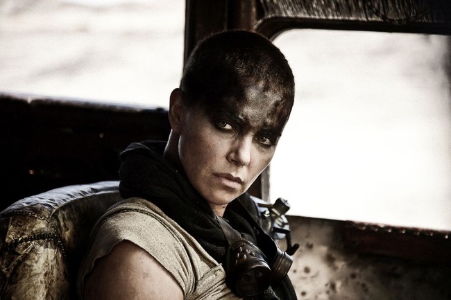 Charlize Theron sudah tak asing lagi dengan totalitas akting yang mengubah drastis penampilannya, termasuk menggunduli rambut untuk film ‘Mad Max: Fury Road’. Foto: istimewa