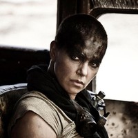 Charlize Theron sudah tak asing lagi dengan totalitas akting yang mengubah drastis penampilannya, termasuk menggunduli rambut untuk film ‘Mad Max: Fury Road’. Foto: istimewa
