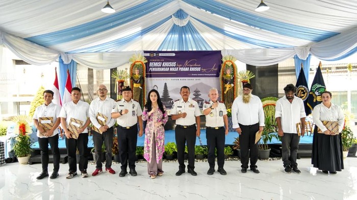 Anggota Komisi XIII Rieke Diah Pitaloka menghadiri kegiatan simbolis pemberian remisi Hari Nyepi kepada napi beragama Hindu di Rutan Kelas I Cipinang, Jakarta Timur, Rabu (18/3/2026).