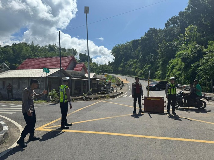 Anggota Satlantas Polres Blitar cek jalur wisata JLS